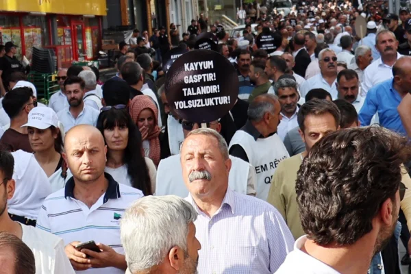 Kayyumları belediyelerden çekin