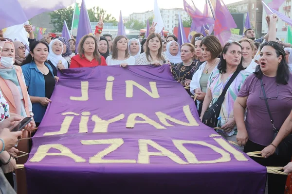 Kadınlardan Koç’a suç duyurusu
