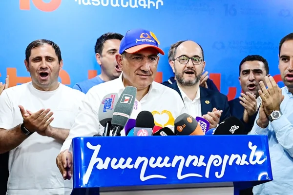 Ermenistan’da seçimleri Paşinyan kazandı