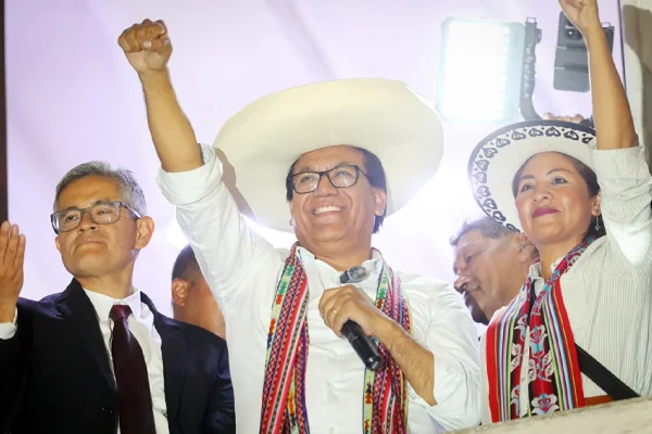 Peru’da solcu Sanchez önde