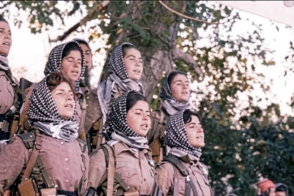Zulme karşı duran kadın pêşmergeler
