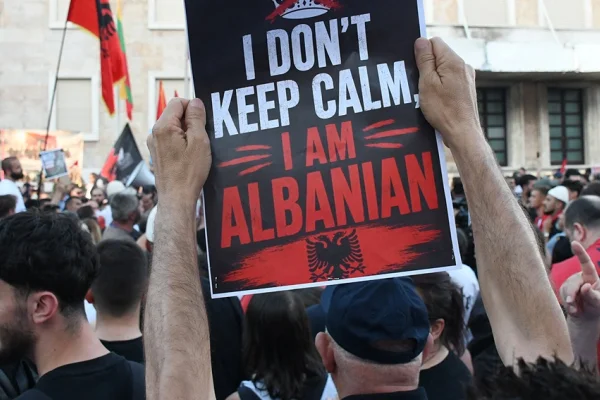 Arnavutluk'taki protestolar ne diyor?