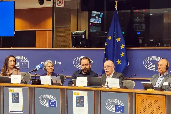 Demokratik ve adem-i merkeziyetçi bir İran