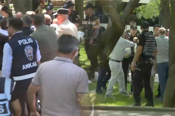 Polis, yine öğretmenlere saldırdı