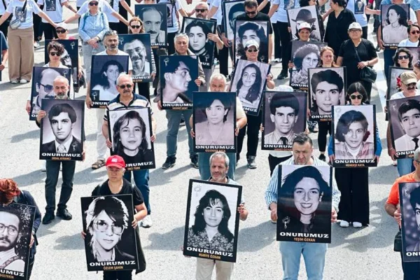 Dökülen aydın gözlerimizdi