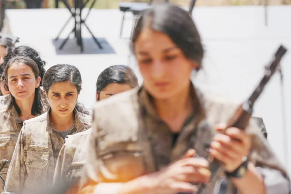Silah yakan kızını bekliyor