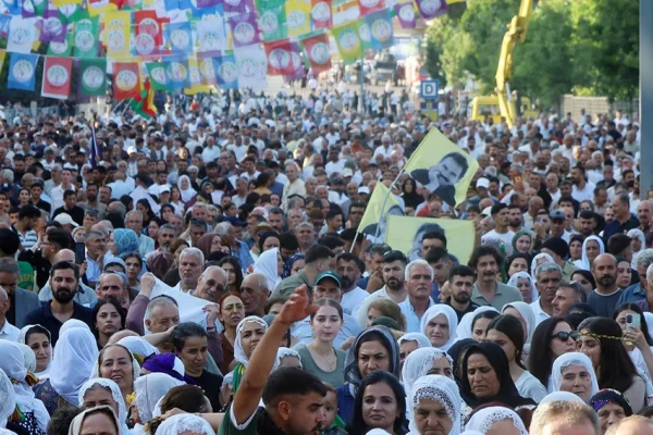 Kürt sorunu demokrasiye kaldı
