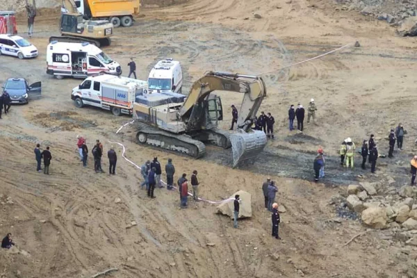 Göçük iki işçiyi aldı