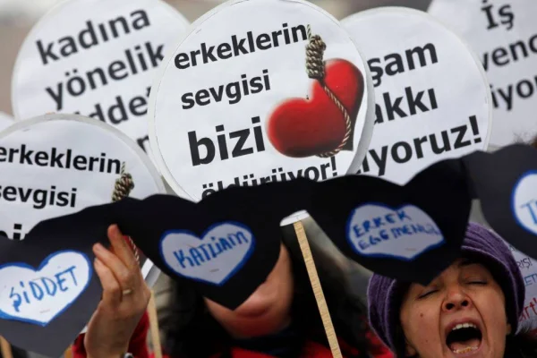 Toplumsal cinsiyet dersi verdi, açığa alındı