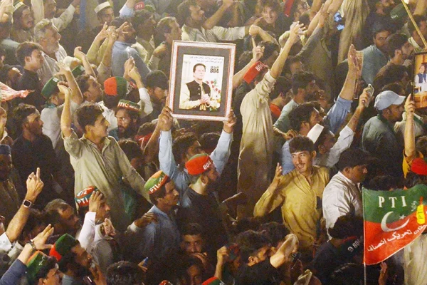 Pakistan’da sivil otorite ordunun gölgesinde