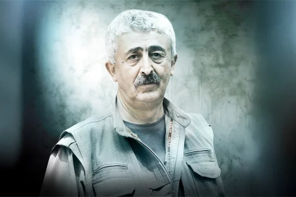 O yürüdü ardından bir coğrafya yürüdü