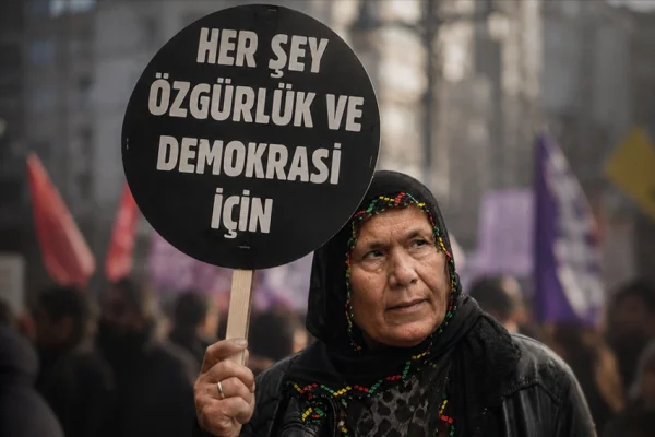 Demokrasiye zorlamak