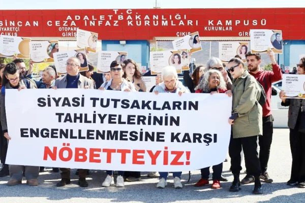 Cezaevi önünde protesto