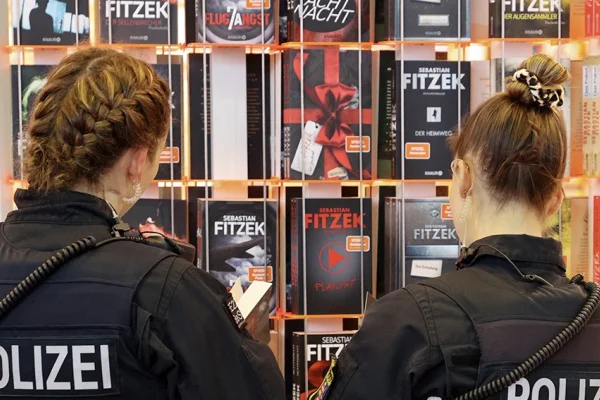 Baskı artıyor, kitapçılar kapanıyor