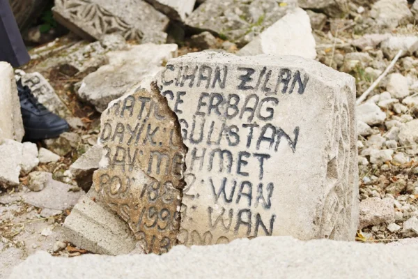 Mezar taşına ulaştılar