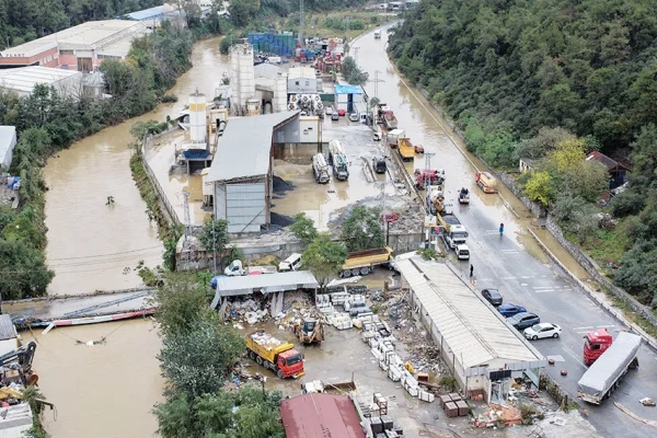 Sağanak kentleri çökertti