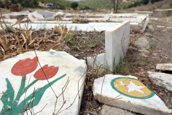 144 mezar balyozla parçalandı