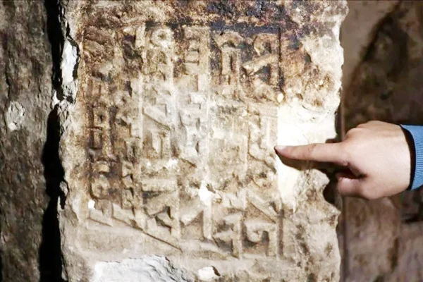 Süryanice kitabeli mezar yok oluyor