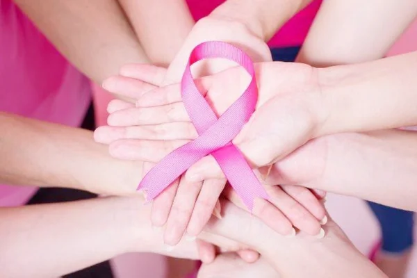 Pembe kurdele dayanışma mı reklam mı?