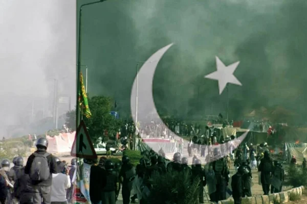 Pakistan'da istifa mitingi