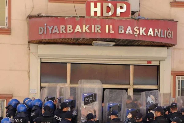 Polis HDP’ye gidenleri fişliyor
