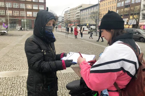 Berlin’de imza standı