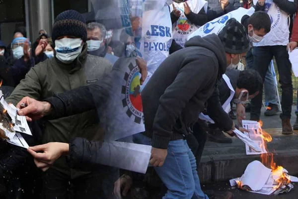 Kamu emekçileri bordrolarını yaktı