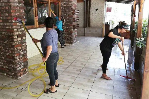 Kepenk açan esnaf kaygılı