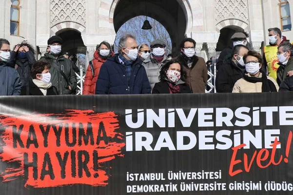 Kayyum rektöre akademisyen protestosu