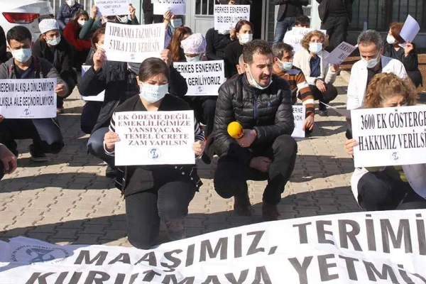 Sağlıkçılardan alkışlı protesto