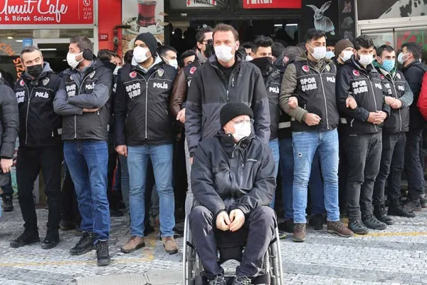 Polis terörüne rağmen