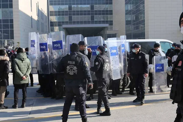 Polis sağlıkçılara saldırdı