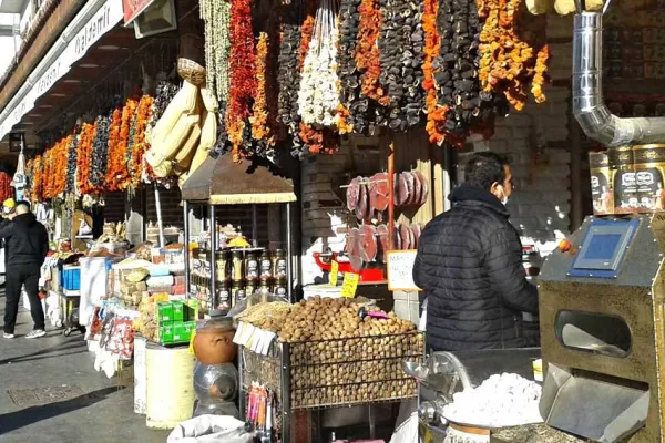 Amed kepenk indiriyor
