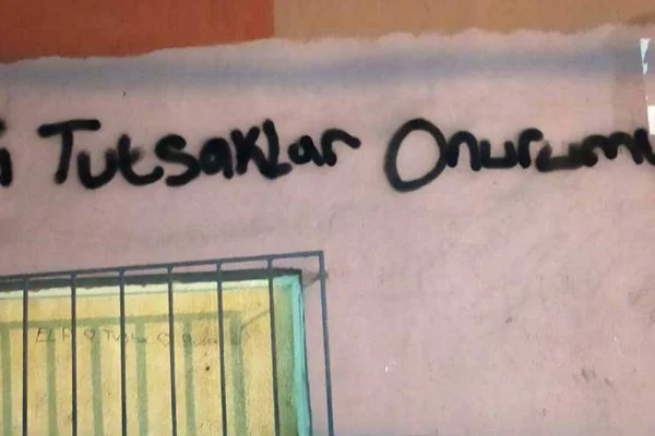 Gençlerden açlık grevi yazılaması