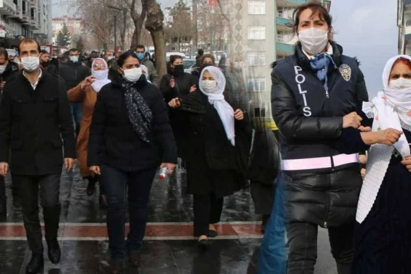 SALDIRI ALTINDA YÜRÜYÜŞ