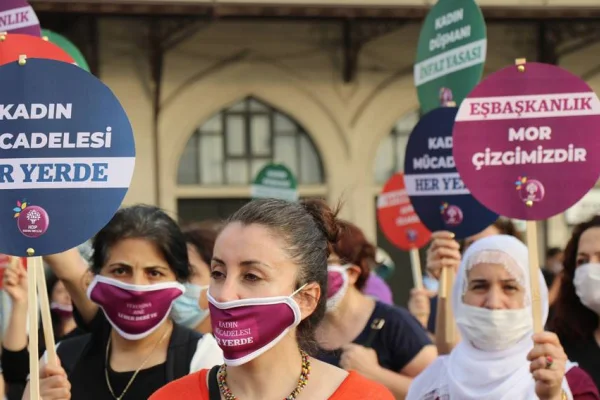 Kadınlar renkleriyle kampanyada