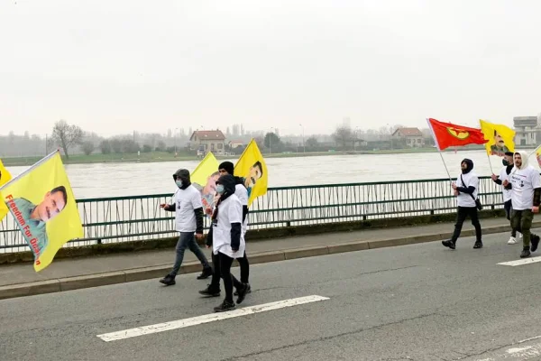 Gençlerden Paris'te uzun yürüyüş