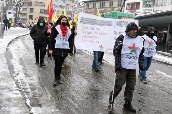 Komploya karşı Basel’de uzun yürüyüş