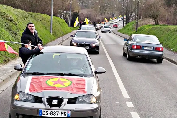 Komplo protestoları sürüyor