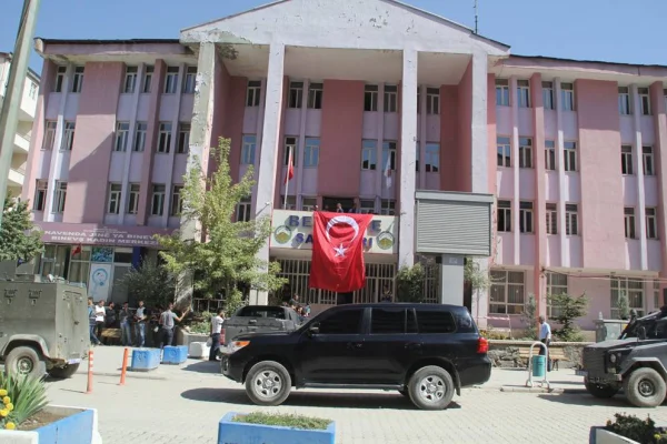 Colemêrg’de belediye 3-4 erkeğin himayesinde