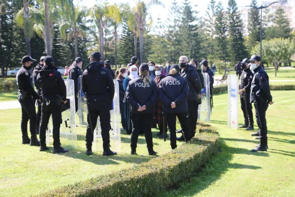 Polis ablukasında ’Kadınlar için Adalet'