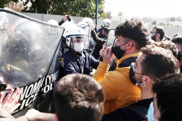 Selanik’te 30 üniversiteliye gözaltı