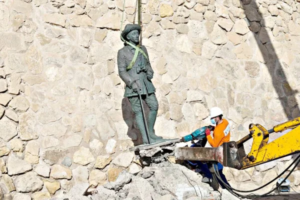 Diktatörün son heykeli de çöplüğe!