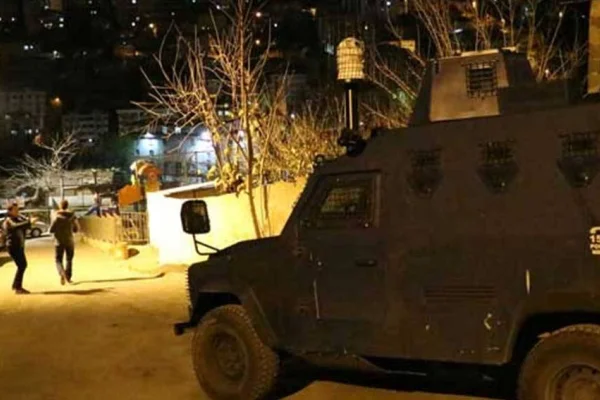 Baskın sırasında bebeğini düşürdü