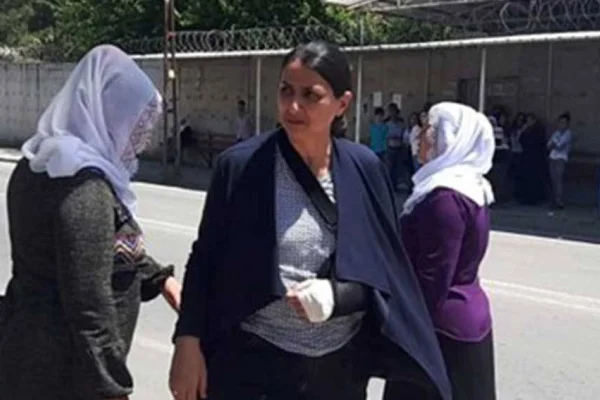Kolu kırıldı ama suçlandı