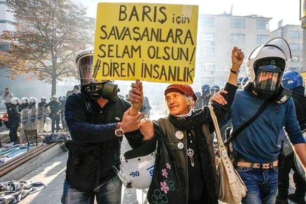 Sokaklardan Perihan abla geçti