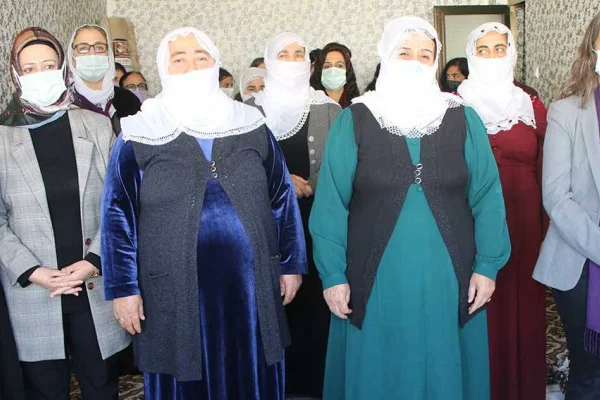 80 yaşlarına varan anneler silahlı mı?