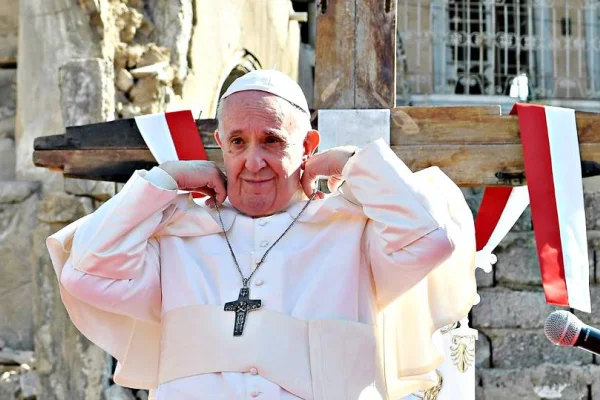 Papa kilise enkazında dua etti
