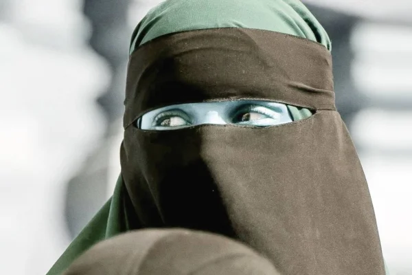 İsviçre'de burka ve peçe yasaklandı