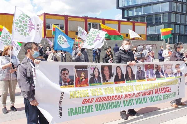 Türk devletinin saldırıları protesto ediliyor